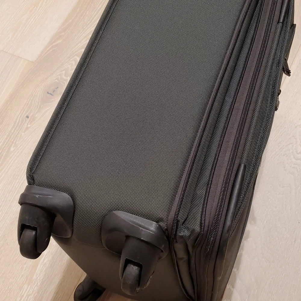 Tumi Expandable International Carry-on Luggage Suitcase in Gray